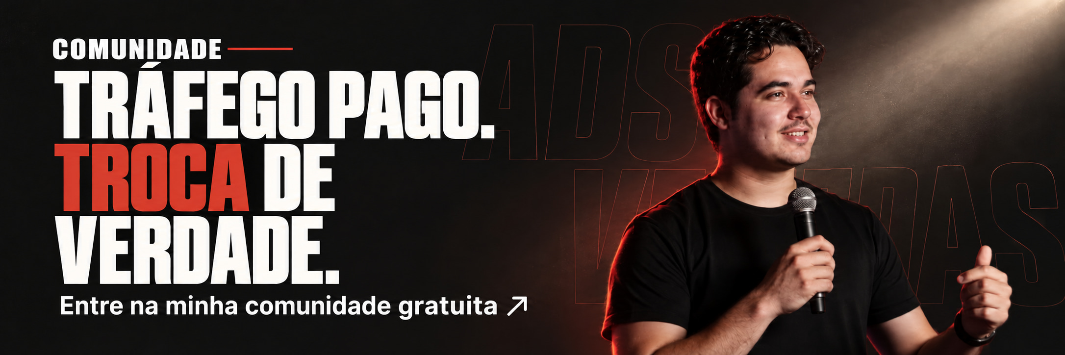 José Kawan com microfone em uma composição de palco com luz lateral.